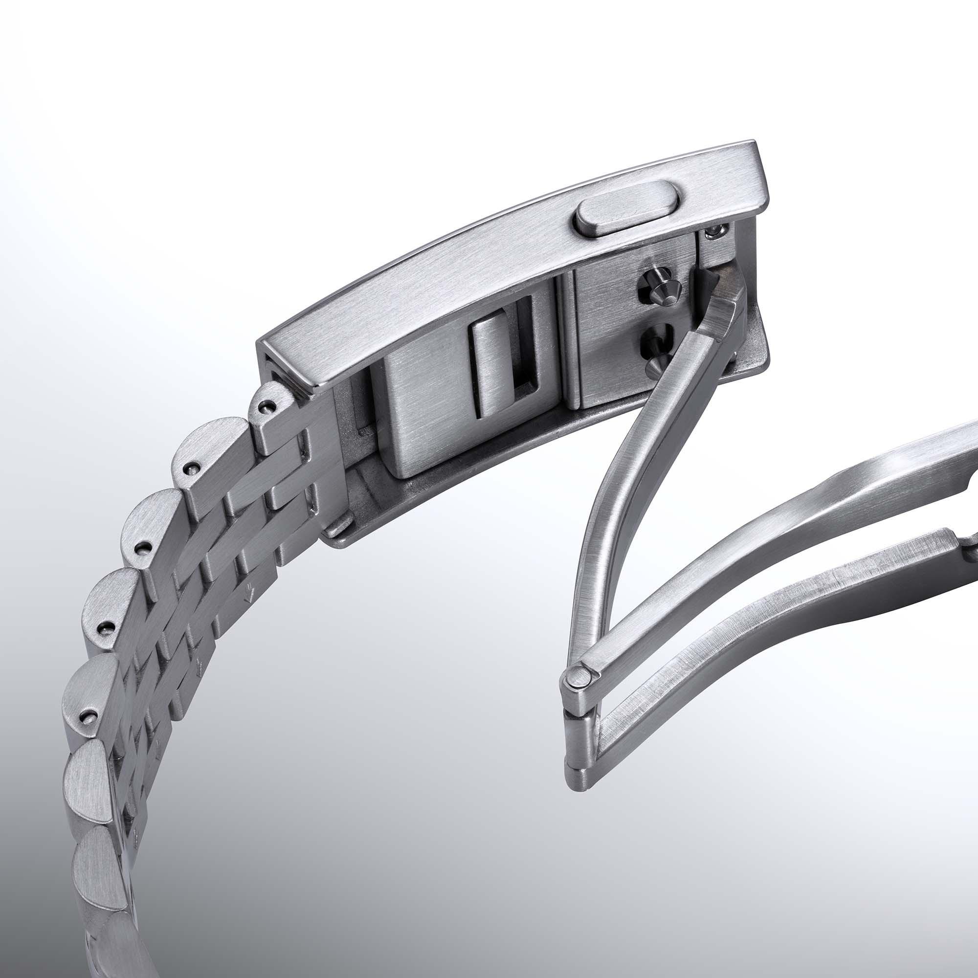 Grand Slammer 1959 stainless steel bracelet detail: brushed finish, secure clasp & quick-release mechanism.