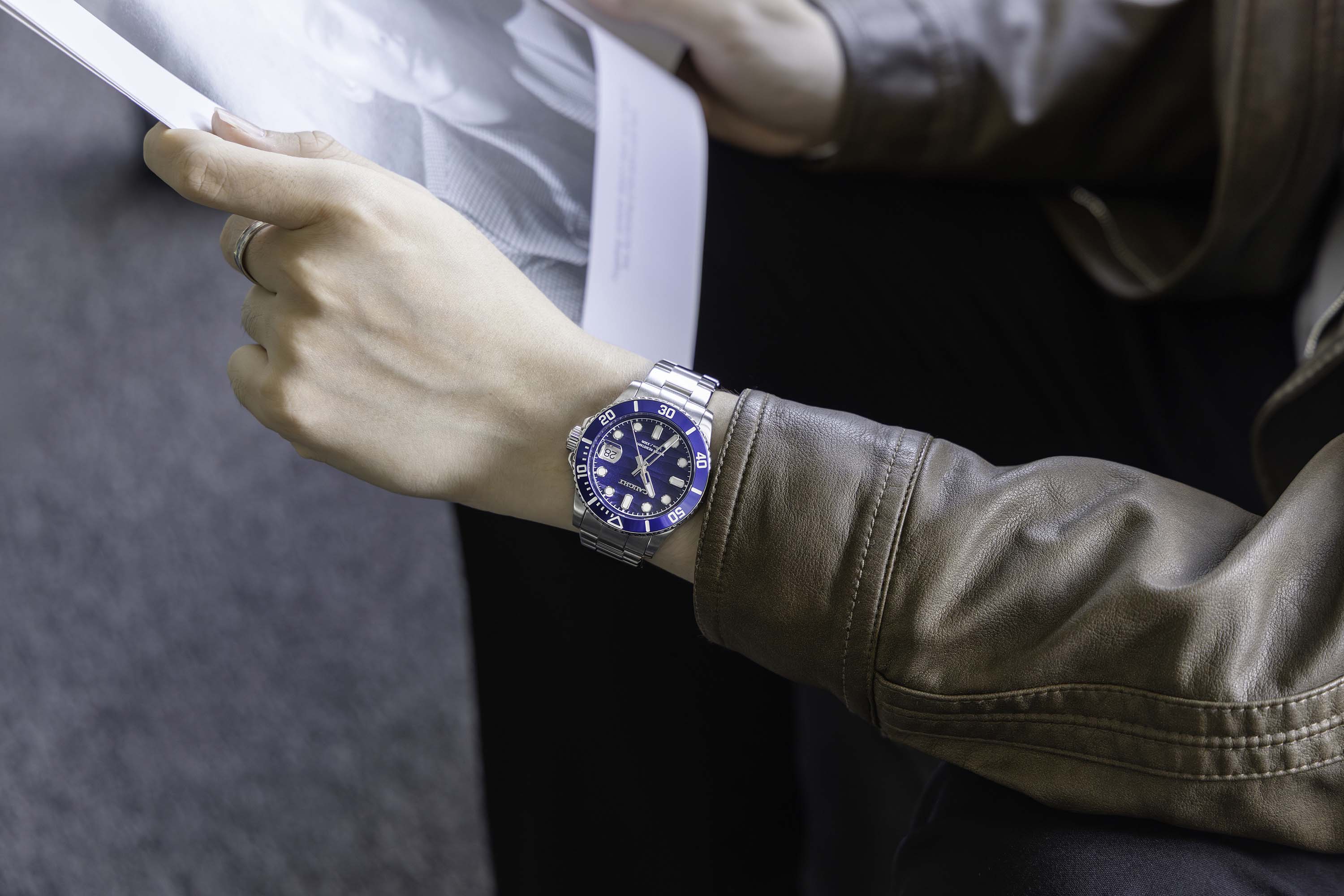 Sea Voyager stainless steel blue dive watch wearing details